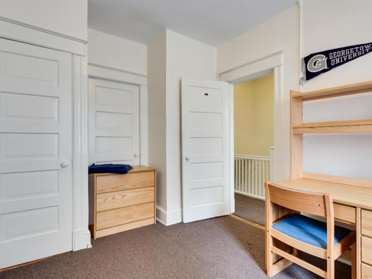 room interior with a desk and Georgetown pennet